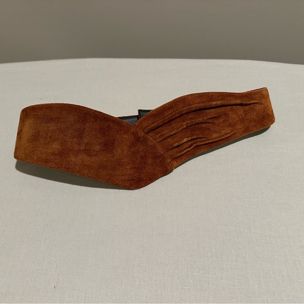 Liz Claiborne genuine suede leather belt, vintage ‘80’s. Velcro closure.